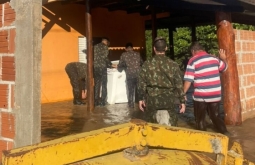 Militares do Exército auxiliam vítimas das enchentes em Coxim