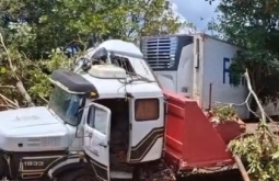 Carreta baú desgovernada causa acidente em Alto Araguaia MT
