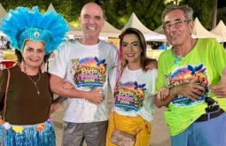 Prefeito de cidade do interior de MS exibe arma na cintura durante carnaval de rua