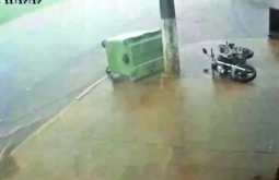 Rajada de vento derruba moto e arrasta contêineres durante temporal em São Gabriel do Oeste
