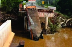 Ponte que desabou e deixou carreta pendurada estava com cabeceiras danificadas há 20 dias em Rio Ne