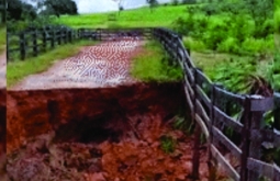 Fortes chuvas provocam queda de pontes no município de Costa Rica MS