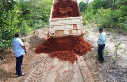 Prefeito acompanha obras de melhoria em estrada na região do Grilo, em Figueirão