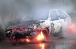 Carro é destruído por incêndio na madrugada em Alto Taquari MT