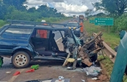 Capô abre e idoso bate carro de frente com caminhão na BR-163