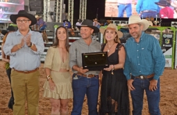 Deputada Mara Caseiro recebe título de cidadã alcinopolense