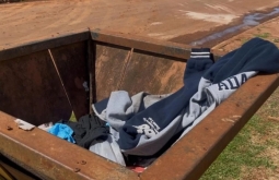 Recém-nascido encontrado em lixeira em MS era menino e estava enrolado em casaco