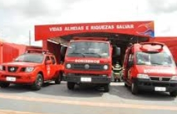 Princípio de incêndio atinge caminhão prancha com trator na carga em rodovia de Costa Rica