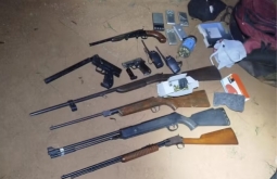 Polícia encontra arsenal com armas adaptadas, cocaína e mais de 400 munições em Aparecida do Tab