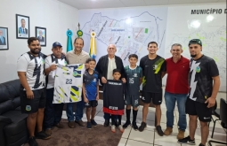 Prefeito Juvenal entrega novos uniformes aos Atletas de futsal do município