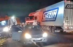 Ambulância de São Gabriel do Oeste se envolve em acidente com carreta e carro na BR-163; 12 pessoa