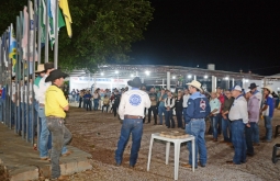 Clube do Laço homenageia prefeito, vice e vereadores com fivelas personalizadas em Figueirão