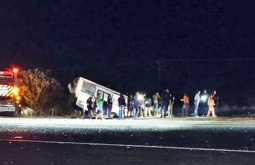 Acidente entre ônibus lotado de trabalhadores e carreta deixa ao menos quatro feridos graves na BR-