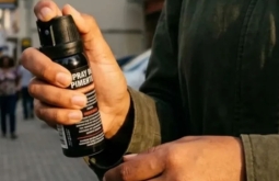 Lei que autoriza mulheres a adquirir spray de pimenta para defesa entra em vigor; entenda o que pode