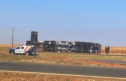 URGENTE: Carreta tomba na rotatória da MS-306, na região das Três Divisas