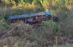 Caminhoneiro perde controle de veículo, capota em serra e morre