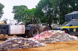 Com ajuda dos bombeiros, PRF abre tanques de caminhão e acha 300 kg de cocaína