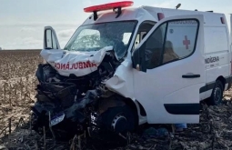 Ambulância bate em carreta na BR-060; paciente que era transportada morre em acidente
