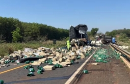 Colisão frontal entre duas carretas deixa dois mortos em rodovia de MS