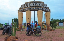 Ciclista de Fortaleza é recebido em Alcinópolis durante viagem pelo Brasil