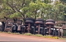 Tombamento de caminhão provoca lentidão na BR-163 e passagem leva até 40 minutos