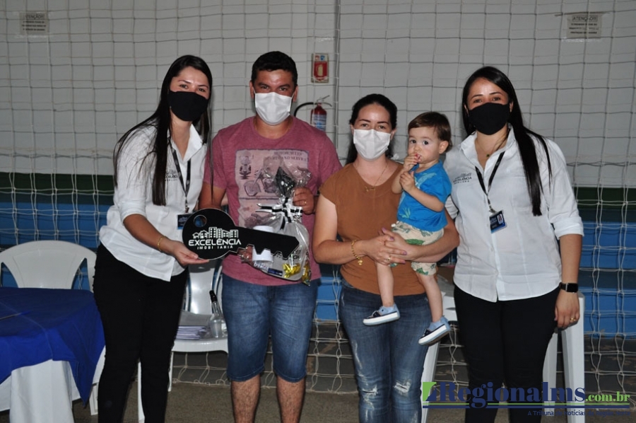 Famílias de Alcinópolis assinam contratos do ‘Programa Casa Verde e Amarelo&rsqu