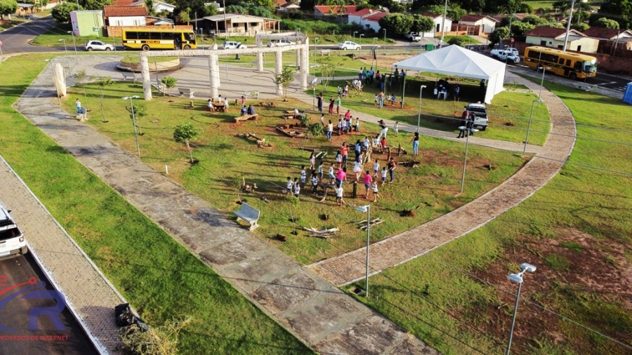 Parque Naturalizado na Praça da Bíblia.