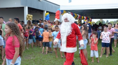 Papai Noel faz alegria das crianças em Alcinópolis.