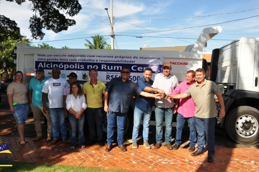 Prefeitura entrega Caminhão para Secretaria de Oras.