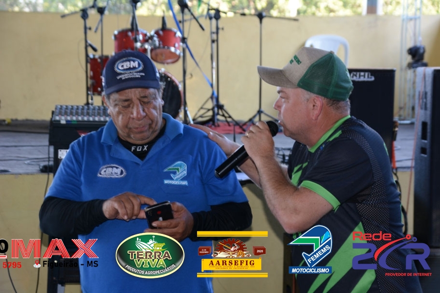 Entrega de troféus aos campeões do Motocross em Figueirão