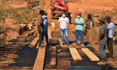 Prefeito, Secretário e vereador visitam obras da recuperação da MS 217.